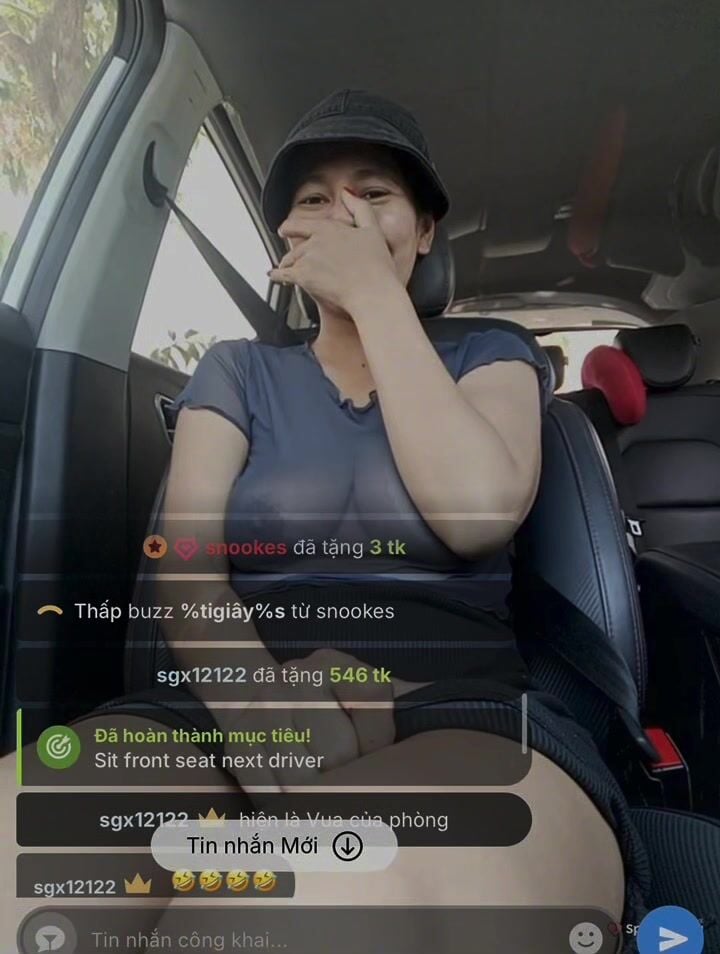 Chị máy bay đaklak khoe lồn trên taxi còn live